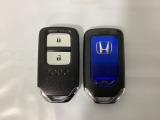 スマートキーを装備しています。鍵を差し込むことなくドアロックの開け閉めと、スタートボタン操作でのエンジンスタートができます。スペアキーも同じものを用意しております。