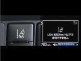 レーンディパーチャーアラートとは車線、又は走路からの逸脱の可能性をブザーにて警告します。