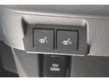 運転席と助手席にシートヒーターが付いています。
