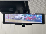 【インテリジェント ルームミラー】車両後方のカメラ映像をミラー面に映し出すので、車内の状況や、天候などに影響されずいつでもクリアな後方視界が得られます!