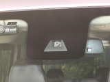 【エマージェンシーブレーキ】走行中に前方の車両等を認識し、衝突しそうな時は警報とブレーキで衝突回避と被害軽減をアシスト。より安全にドライブをお楽しみいただけます。