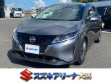 今はやりのくすみカラー。ノートやセレナ、GTRまで幅広い車種で採用されている人気カラーですね。人気のコンパクトカー「ノート」が入庫しました。