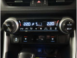 お車のキーはスマートキーです。キーを身につけた状態で車に近づき、ドアロックの解錠や施錠操作が出来ます。雨の日など両手がふさがっている時など、とっても便利ですね。