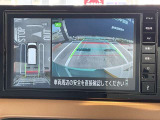 アラウンドビューモニターです。4つのカメラからの映像を合成・処理することで空から見下ろすような視点で周囲を確認でき、駐車時のクルマの位置確認がスムーズになります。