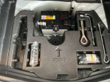 ラゲッジルーム下にエアポンプ・パンク修理剤・車載工具などがあります。