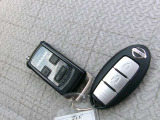 インテリジェントキーはカバンから出さずに携帯しているだけでエンジン始動やドアロックなどができる慣れると便利なキーです。リモコンエンジンスターターも装備されています。