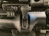CVT車のセレクトレバーです。低速から高速まで、変速ショックのないスムーズな走りを実現するとともに、エンジン効率のよい領域を維持することで燃費にも貢献します。