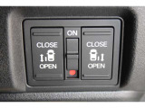 乗り降りラクラクな両側パワースライドドアが装備されてます。運転席からもリモート操作が可能です。外からはリモコンキーで開閉することができます。巻き込み防止機能もありますので安心です。