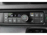 プラズマクラスター技術搭載フルオートエアコンを装備。車内の温度設定だけでなく空気清浄や脱臭などの効果を発揮して車内は快適空間♪