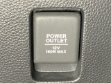 アクセサリーソケットはUSBのアダプターなどをつければ、スマホの充電にも使えます。周辺には物が置けるボックスがついています。