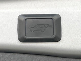 【パワーバックドア】スマートキーや運転席のボタンを押すだけでリアゲートが自動で開閉します!荷物を持っている時や、高い位置にあるバックドアを閉める際に便利な機能です♪