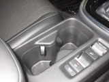 運転席と助手席の間にはドリンクホルダーがあります。取りやすい位置にありますからドライブも楽しくなりますね!