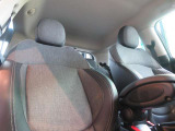 【運転席シート】汚れやへたり等、大きなダメージはなく、良好な状態です。