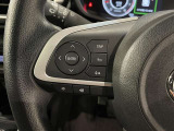 ステアリングスイッチ付きで、運転中に視線を前に向けたまま操作できます。