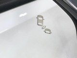 【ブラインドスポットインフォメーション】走行中、ドアミラーの死角になりやすい箇所に後続車が接近するとサイドミラー付近に警告を表示、ドライバーに注意喚起をしてくれます。