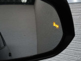 隣車線を走る車両をレーダーで検知し、ドアミラーでは確認しにくい後側方エリアに存在する車両に加え、急接近してくる車両も検知します。車両を検知するとドアミラーに搭載されたLEDインジケーターが点灯します。