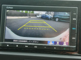 バック駐車が苦手な方や、初めてのお車で不安な方も安心。後方の映像をナビ画面に表示するため、周囲を確認しながらスムーズに駐車できます。