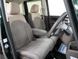 運転席のスペースはゆったりしていて、視界も広く確保されているので普段の運転からロングドライブまで快適です。