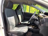 運転席まわりには十分なスペースがあり、大柄な方でもゆったり運転していただける環境です。