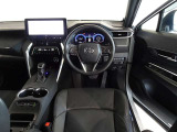 革巻きステアリングで快適な操作性の運転席です。