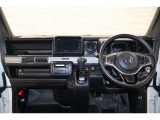 操作性に優れた運転席となります!小物入れや各ボタンの配置にこだわり、使いやすいです!座り心地もよく視認性も良好なのでロングドライブもお任せ下さい!