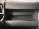 助手席側のインパネトレイは大きくてボックスティッシュも置けます!