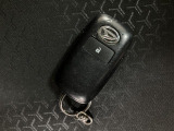 電子カードキーを携帯していれば、ドアハンドルやバックドアのリクエストスイッチを押すだけでドアの施錠・解錠が出来ます♪もちろん 遠隔操作も可能です!盗難防止のイモビライザー機能装備ですよ ☆