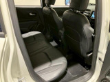 屋根までの高さがある車のため、大人の方でも圧迫感が少なく乗車出来ます。足元は広く取られているため、ゆったりとお乗り頂けます。