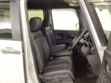 【ベンチシート】運転席と助手席の移動もスムーズ!狭い駐車場での乗り降りや、お子様の乗り降りにも便利です。座席の間にコンソールボックスやドリンクホルダーがないため、車内空間が広く感じます。