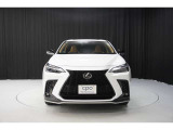 エクステリアは、一目でLEXUSとわかるスピンドルグリルを起点に、人が乗るキャビンの前後を大胆に絞り込んだ菱形のボディと力強く張り出したホイールフレアを融合させ、タイヤの存在を強調しています。