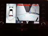 パノラミックビューモニター付きです。車両を上から見たような映像を画面に表示。運転席からの目視だけでは見にくい車両周辺の状況をリアルタイムでしっかりと確認できます。
