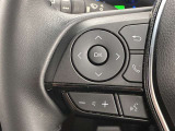 運転中、オーディオの操作をしてて、ハッとしたことはありませんか?ステアリングスイッチは、運転中でもハンドルでオーディオの操作が可能です。安全なドライブをサポートします。