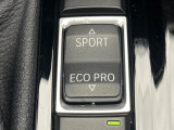 ●BMWモードセレクト:スポーツモードではダイナミックな走りを。ECO PROモードでは、エンジンレスポンスやシフトタイミングの最適化に加え、エアコンの作動も効率的に制御し、燃料消費量を抑制します。