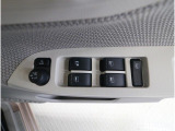 運転席には、ドアミラーの開閉および角度調整、さらに全ウィンドーの開閉操作をまとめて行えるスイッチを配置。運転中でもスムーズかつ効率的に扱え、安全性と快適性に役立っています。