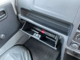 グローブボックスは奥行きたっぷり、車検証やオーナーズマニュアルを収納するポケット付きです。