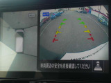 ☆全周囲カメラが駐車をアシスト☆4つの高解像度カメラで車の周囲を撮影!見えにくい死角の駐停車も驚く程に楽々です。バックカメラは、車庫入れの時は勿論、後方の安全確認もできて安心です♪