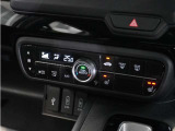 【オートエアコン】温度を設定すれば自動で快適な車内温度を保ちます。エアコン内部の高性能脱臭フィルターで車内のアレルゲンや花粉を除去。