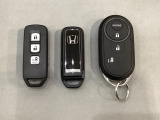 スマートキー付きですからドアロックの開閉およびエンジンスタートが楽々です。電動スライドドアの開け閉めもボタンで操作できます。加えて、純正リモコンエンジンスターター用の操作キーもついています。