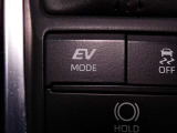 EVドライブモードで、早朝・深夜や屋内の駐車場などで、エンジン音や排気ガスを気にすることなく走れます。