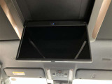後席大型天吊モニター付きです。後付けも出来る場合がありますが、最初からついているこの物件はうれしいですね。