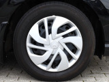 タイヤサイズは、185/65R15です。アルミホイールではありませんが、専用ホイールキャップがスマートな雰囲気を演出しています。