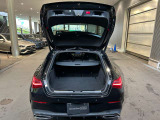 ゆったりとしたトランクルームでございます。たくさんのお荷物の車載が可能でございます。