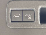 両手が荷物で塞がっている時にはコレ!パワーバックドアで開閉ラクラクです。バックドアに手が届かない時も、リモコンで開閉の操作が可能です。もちろん、荷物もたっぷり積めます。