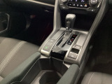 【eコンスイッチ】低燃費運転をサポートするECONモード。スイッチをONすると、エンジンやトランスミッション、A/Cなどを協調制御し、燃費の向上に貢献。エコドライブの効果を高めます。