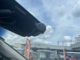 最近では付いてる車も多くなってきました。中古車ではまだまだ付いていればラッキーなドライブレコーダーです♪