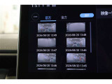 前後ドライブレコーダー搭載。車載カメラの映像を内蔵メモリーに録画。別のカメラを後付けすることなく前後映像を記録できます。録画した映像はディスプレイオーディオの大画面ですぐに再生、確認できます。
