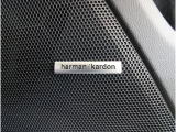 ハーマンカードン搭載モデルは、広々とした車内空間で豊かなサウンド体験を提供する、クリアで迫力あるオーディオシステムが魅力的です。車内に居ながらまるでライブ会場にいるような臨場感を味わえます。