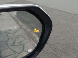 隣の車線を走る車両をレーダーで感知し、死角エリアの車両の存在をお知らせします。