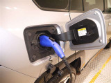 専用の充電コードを家庭用コンセントと車につなぐだけで充電スタート!(ご自宅の配線工事が必要な場合があります)