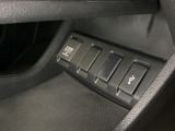 アクセサリーソケットはUSBのアダプターなどをつければ、スマホの充電にも使えます。横にはナビゲーション用の外部入力可能なUSB端子がついており、周辺には物が置けるトレーがついています。